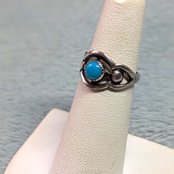 Vintage 70's Southwestern Sterling Silver Ring with Turquoise Stone - Picture 6 of 11